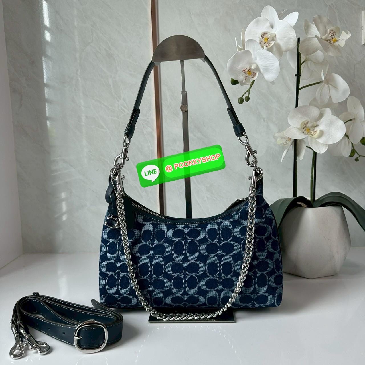 COACH Juliet Small Shoulder Bag 25 in Signature Denim ไอเท็มฮิต! กระเป๋าสะพายทรงฮิต รุ่นใหม่ ดีไซน์สวยคลาสสิก ลาย Signature Denim Blue คาดสายโซ่เงินสุดเก๋ ใส่ของจุกจิกได้พอดี เหมาะทั้งวันสบาย ๆ และออกงาน! วัสดุ: ผ้าแคนวาสลาย Signature Denim / หนังแท้ / อะ