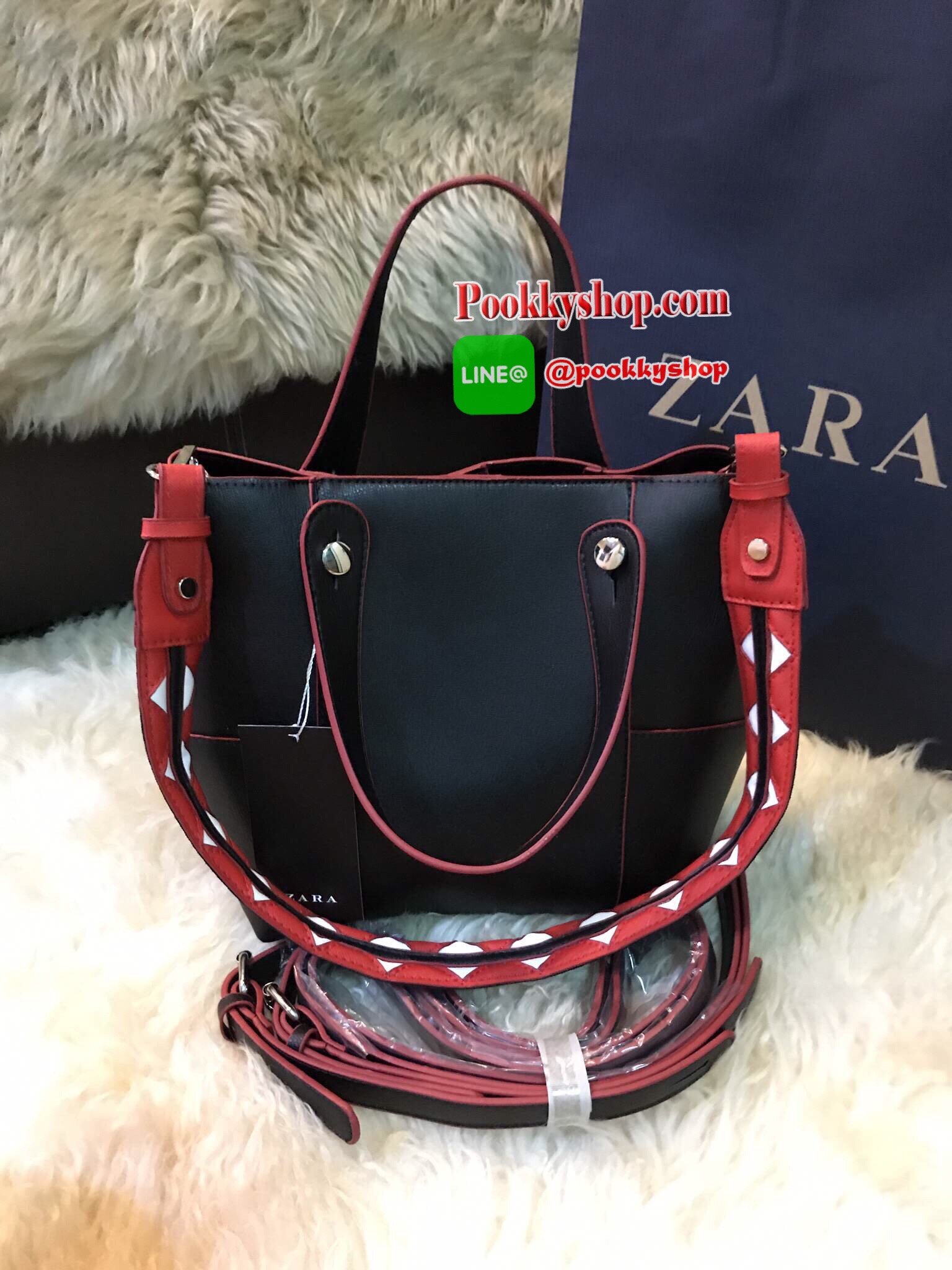 พร้อมส่งใหม่ชนช็อป! ZARA TOTE WITH CONTRASTING HANDLE กระเป๋าถือหรือสะพายรุ่นใหม่ล่าสุดหนังเรียบสวยทำความสะอาดง่าย เปิดปิดด้วยกระดุมแม่เหล็ก ขนาดกำลังดีภายในกว้างจุได้เยอะใส่ipad ได้ น้ำหนักเบา ด้านข้างมีช่องใส่ของ โดดเด่นที่หูจับและสายสะพาย2แบบสามารถถอดเ