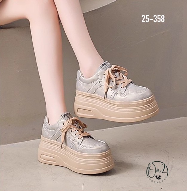 รองเท้าผู้หญิงทรง Sneaker Platform เสริมส้นแบบหนา ดีไซน์แฟชั่นล้ำสมัย ใส่แล้วขาดูยาว หุ่นเพรียวขึ้นทันที น้ำหนักเบา เดินง่ายไม่เมื่อย เข้ากับฤดูนี้สุดๆ! เพราะใส่คู่กับกางเกงขายาวหรือกระโปรงก็โดดเด่น แมทช์เสื้อหนาว เสื้อแขนยาวได้ลงตัว เพิ่มลุคให้ดูสตรีทแฟช