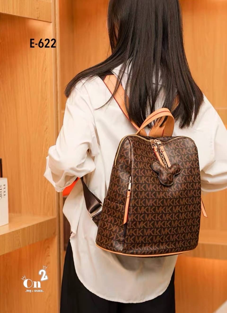 กระเป๋าสะพายเป้แฟชั่นมาใหม่ งานสไตล์แบรนด์ งานซิป ขนาดกำลังดีน่าใช้มากค่ะ พร้อมส่ง 2 สีค่ะ