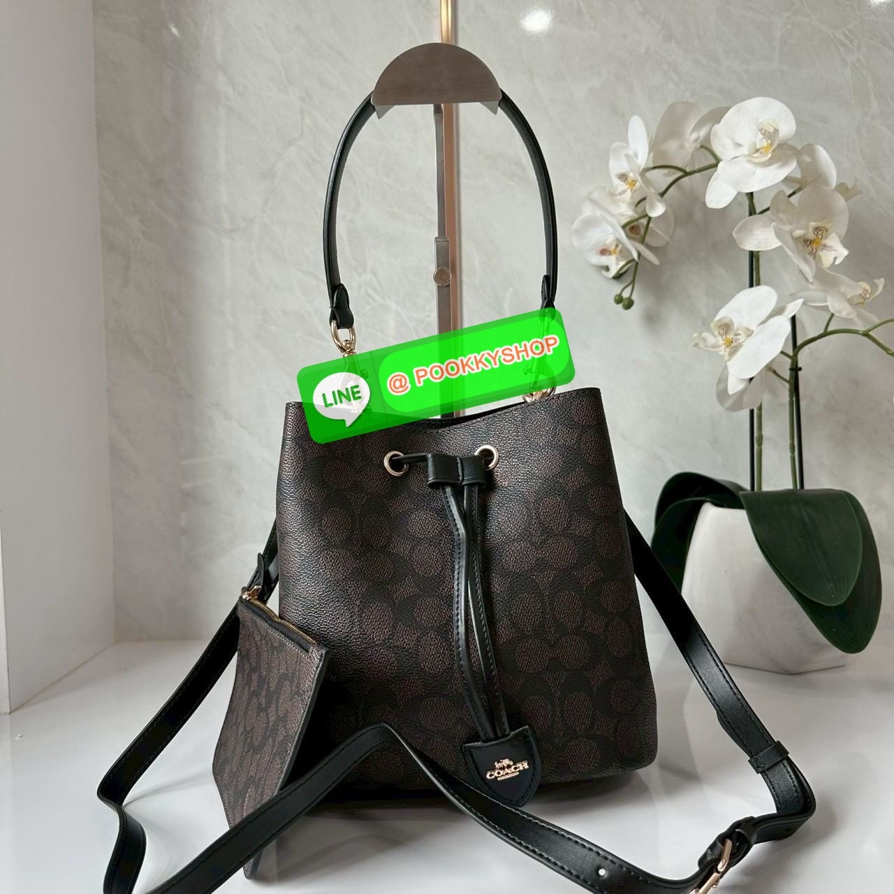 Coach Roan Bucket Bag Signature Canvas CBH07 กระเป๋าทรงบัคเก็ตใบเก๋ ดีไซน์คลาสสิก ลายซิกเนเจอร์สุดฮิต ใส่ได้ทุกโอกาส มาพร้อมสายสะพายปรับได้ ถอดได้ ใช้งานได้ทั้งสะพายไหล่ / crossbody / handheld