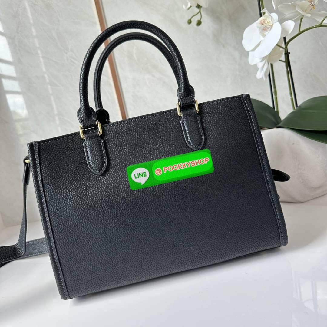 COACH BROOKE CARRYALL 28 (CE733) กระเป๋าถือหรือสะพายข้าง สุดหรู ลุคคุณนาย ให้วัสดุแคนวาสตัดหนังแท้ ภายในกว้าง แบ่งช่องเป็นสัดส่วน มีช่องซิปตรงกลาง สายสะพายถอดออกได้ จะถือหรือสะพายแมทซ์ได้หลายลุคเลยค่ะ