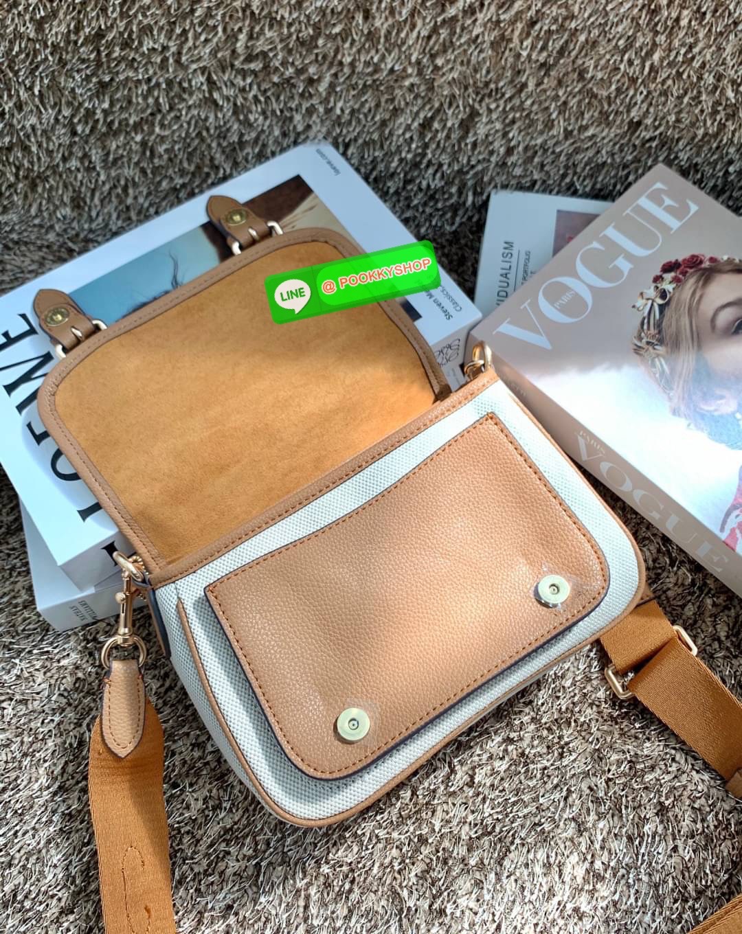 COACH LUCY CROSSBODY BAG((CA622)) 🔹พร้อมส่ง กระเป๋าสะพายแบบครอสบอดี้ร์ ทรงเก๋ วัสดุ แคนวาส+หนังแท้ ได้ลงตัวสวยงาม 🔹เปิดปิดกระเป๋าแบบกระดุมแป๊กสองข้าง ภายในมีข่องให้ใส่ของ3ช่องด้วยกัน ช่องค่อนข้างกางออกได้กว้าง จุของได้หลายอย่างเลยค่ะ มีช่อ