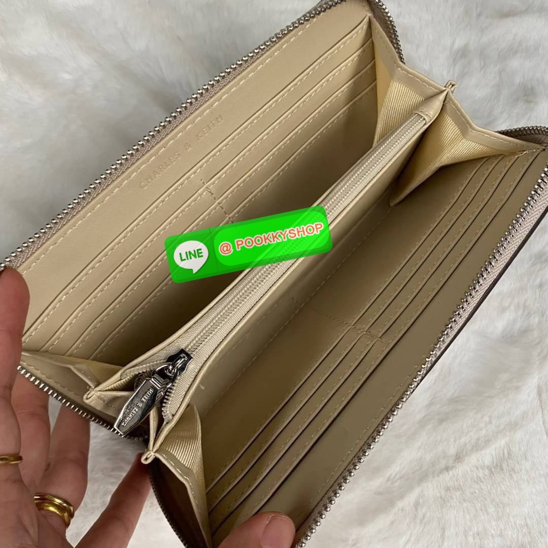 CHARLES & KEITH LONG ZIP AROUND WALLET กระเป๋าเงินใบยาวซิปรอบถูกหลังฮวงจุ้ย คอลเลคชั่นสีสุภาพหนังปั๊มลายคาเวียร์ทั้งใบ น้ำหนักเบา ด้านในกระเป๋าแบ่งเป็น 3 ช่องใหญ่ มีช่องซิปใส่เหรียญตรงกลาง จุการ์ด 12 ช่อง สามารถใส่ธนบัตรได้ตามยาวอีก 2 ช่อง มาพร้อมกล่องและ