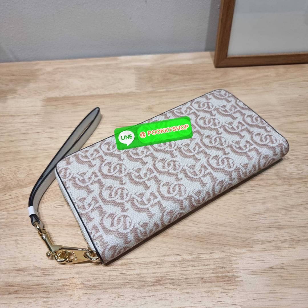 COACH CF521 LONG ZIP AROUND WALLET WITH SIGNATURE MONOGRAM 🔆 Details กระเป๋าสตางค์ใบยาว คอลเลคชั่นใหม่ กับดีไซน์ใหม่ ฉีกกฏทุกการดีไซน์ ด้วยลวดลายโมโนแกรมรอบใบโดดเด่น สะดวกใช้งานด้วยสายคล้องมือที่สามารถถอดออกได้ พกพกง่ายที่สุด รูดใช้งานด้วยซิปรอบใบ
