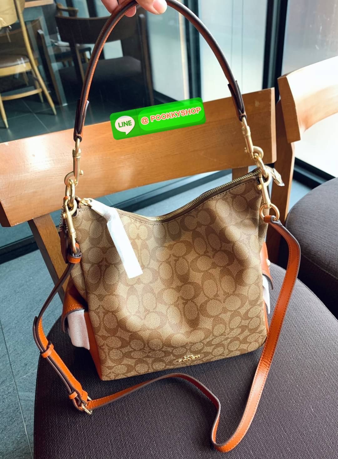 COACH PENNIE SHOULDER BAG ((C1523)) พร้อมส่ง! ✔️กระเป๋าหิ้ว//คล้องไหล่//สะพายข้างได้ สุดคุ้ม! ✔️ใบใหญ่ ทรงสวยใส่ของได้จุมาก หนังแท้ หนังนิ่ม สัมผัสแล้วหลงรักแน่นอนค่ะ ✔️ปากกระเป๋ากว้าง ล้วงหยิบของสะดวกมากๆ ภายในกระเป๋าโล่งกว้าง สัมภาร
