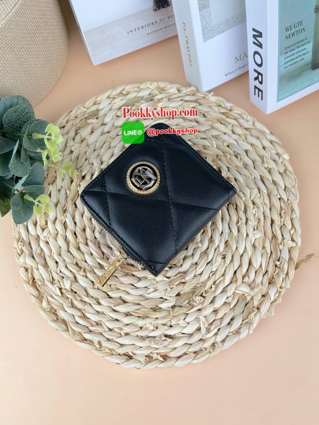 Lyn Decade Wallet กระเป๋าเงินใบสั้น รุ่นนี้สวยน่ารักมากๆ จับถนัดมือ มีฟังก์ชันให้ใช้ครบจบในใบเดียว! วัสดุหนังนุ่มมือ เดินด้ายทั้งใบเพิ่มดีเทล มีโลโก้สวยเด่นที่ด้านหน้า เปิดปิดแบบกระดุมแม่เหล็ก มีช่องใส่ธนบัตรได้ตามยาว ใส่แบงค์ไม่ต้องพับค่า ช่องการ์ด 6 ช่อ