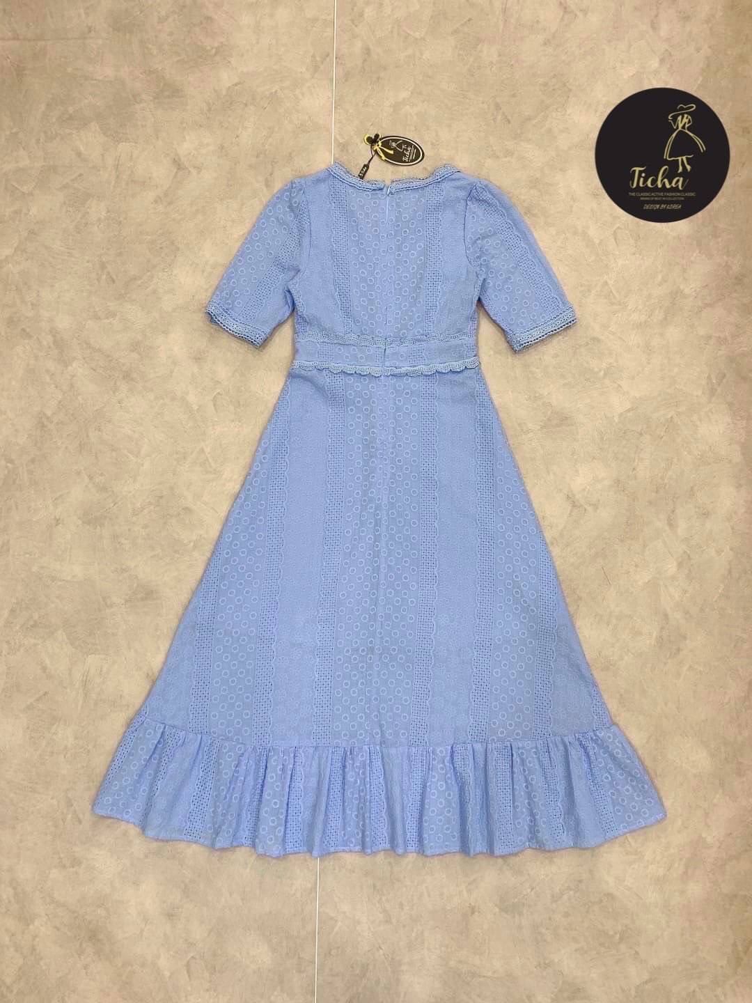 เดรสลูกไม้ถักทอฉลุตัวยาว คอกลมแขนศอก ดีไซน์ถักทอช่วงเอวระบายหยักๆ ชายกระโประแต่งระบายเล็กน้อย บอกเลยผ้าดีมาก ผ้านิ่ม ใส่สบาย มีซิปหลัง เย็บซับในอย่างดี ทรงเป๊ะมาก จะใส่ออกงาน หรือจะใส่เที่ยวถ่ายรูปได้ทุกโอกาสเลยนะคะ