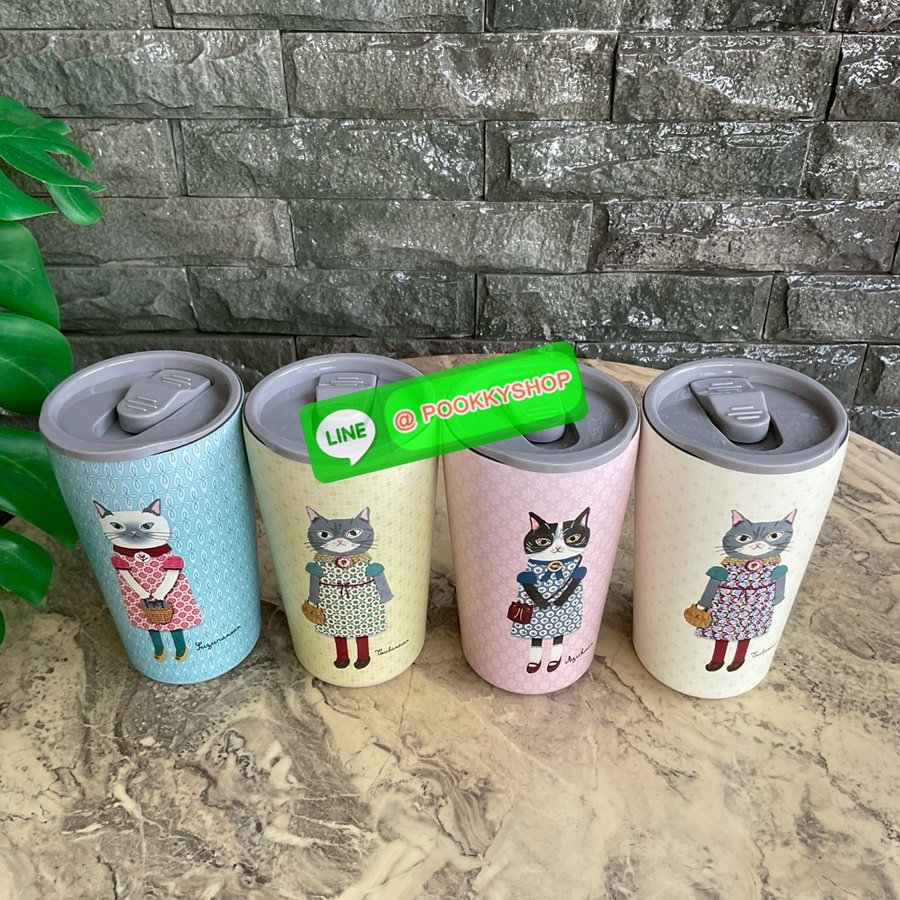 kusuguru Japan Stainless Tumbler Cup แก้วน้ำสแตนเลส ปริมาณสุทธิ 400 ml มาพร้อมกับลายแมวญี่ปุ่นน่ารักๆ แก้วพิมพ์ลาย แมว 2 ด้าน ด้านหน้า และ ด้านหลังแก้วค่ะ เก็บความร้อนเย็นได้ยาวนาน 12 ชม. มีฉนวนกันร้อน/เย็น โครงสร้างคู่สูญญากาศ มีฝาปิด แถบเลื่อนป้องกันน้ำ