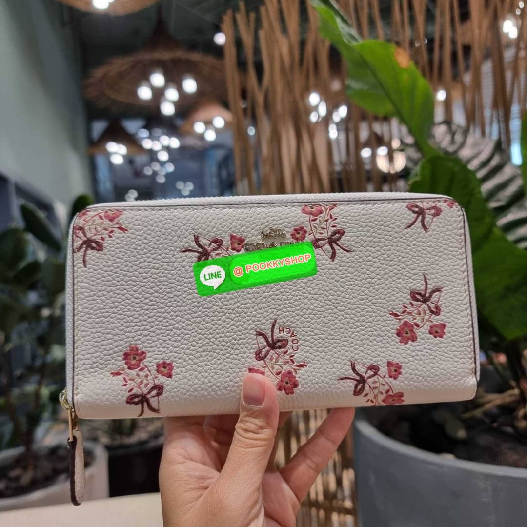 COACH 28444 ACCORDION ZIP WALLET WITH FLORAL BOW PRINT กระเป๋าสตางค์ใบยาว ลวดลายดอกไม้สุดฮิต คอลเลคชั่นที่ขายดีขายได้ตลอดกาล วัสดุหนัง pepble สวยคม เปิด-ปิดด้วยซิปรอบ รูดใช้งานง่าย ใส่มือถือได้ ใส่บัตร ใส่ธนบัตรได้สบายๆ สวยเกินราคาแบบนี้ สาวๆห้ามพลาดน้า!!