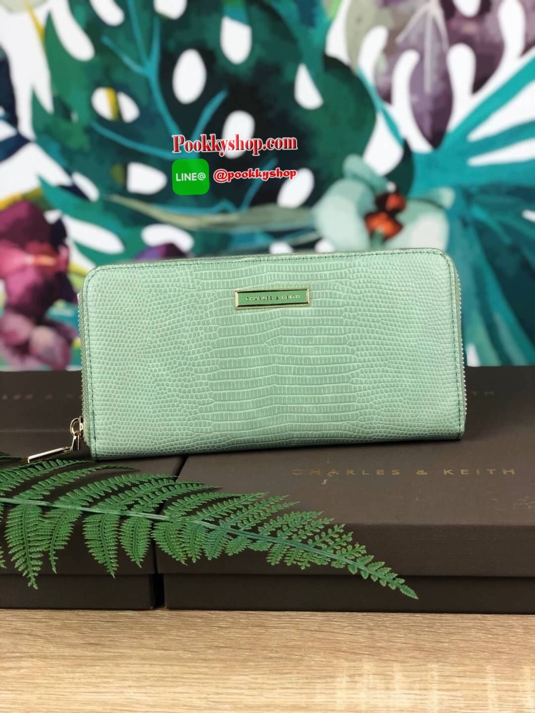 CHARLES & KEITH CROC-EFFECT LONG WALLET กระเป๋าเงินใบยาวซิปรอบ หนังปั๊มลายจรเข้ทั้งใบ ด้านในกระเป๋าแบ่งเป็น 3 ช่องใหญ่ มีช่องซิปใส่เหรียญตรงกลาง จุการ์ด 12 ช่อง สามารถใส่ธนบัตรได้ตามยาวอีก 2 ช่อง ใส่ iPhone plus ได้นะคะ❤️ รุ่นนี้มีแต่สีน่ารักๆเลยค่