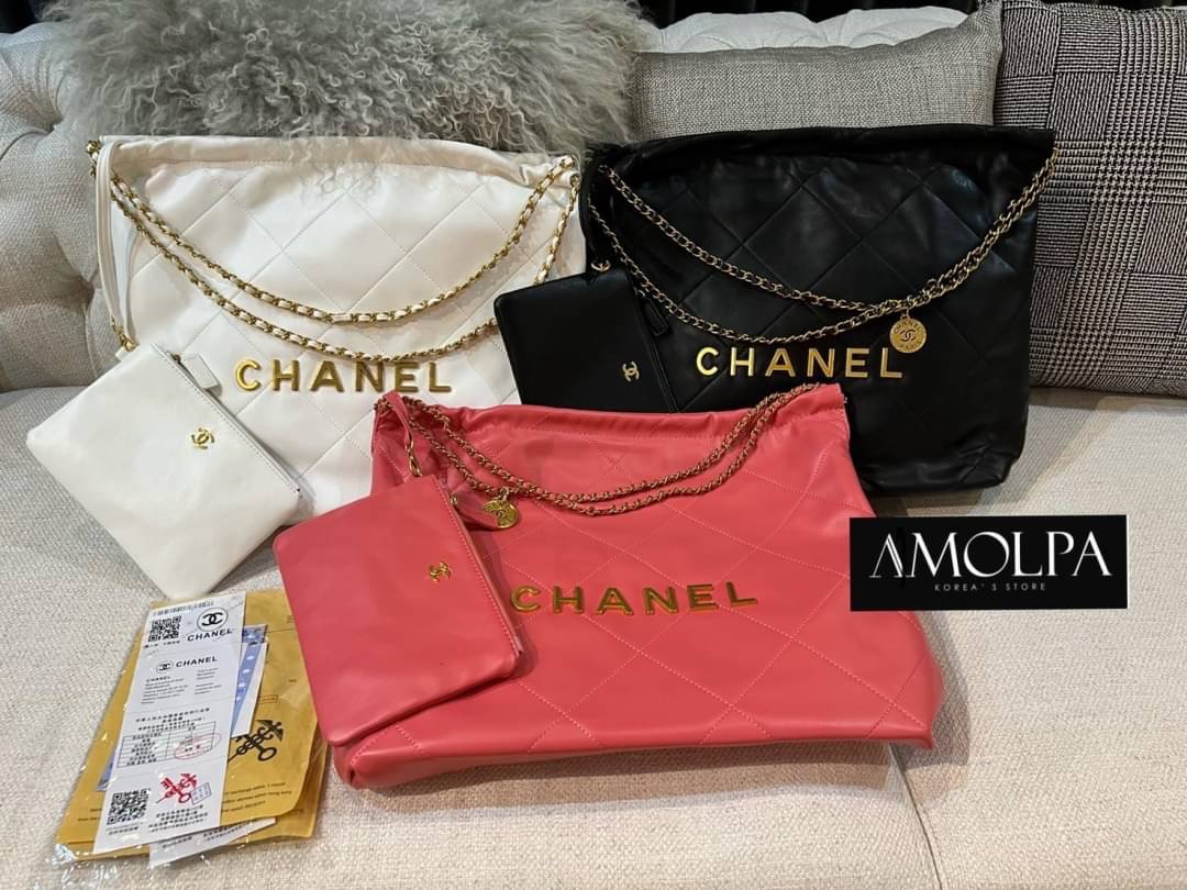 ต้องรีบจัดดด งานดี น้ำหนักดี ไม่เบา ไม่หนักจนเกินไป ไม่มีกลิ่นเหม็นของผ้า จัดเลยน๊า สวยม๊ากกกก กระเป๋า CHANEL 22 HANDBAG ใบสวยหรู หรูมากกก สวยยม๊ากกก งานเหมือนแท้ม๊ากก