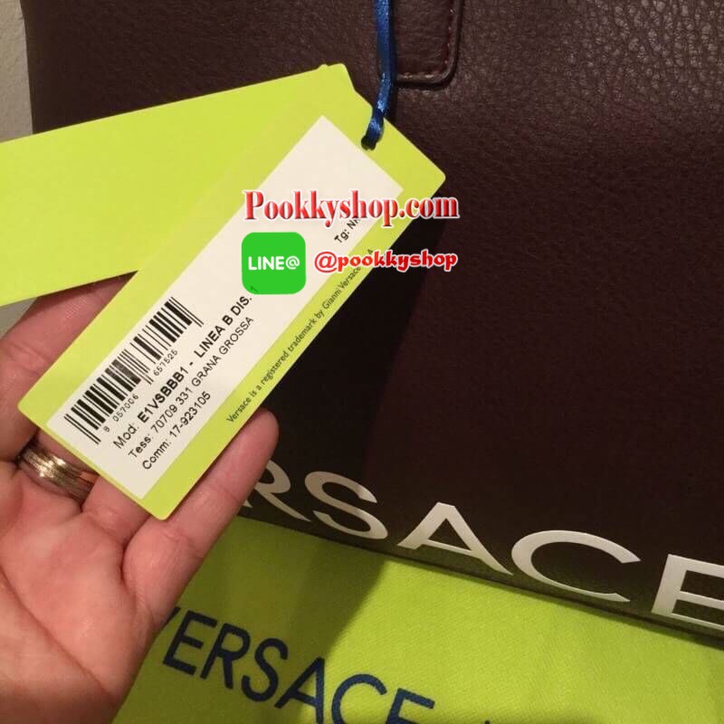 VERSACE JEANS TOTE BAG(VJ) กระเป๋าสะพายจากแบรนด์ดัง วัสดุ PU คุณภาพดี นิ่ม ด้านหน้าตกแต่งด้วยโลโก้แบรนด์สวยโดดเด่น ด้านในโล่งกว้าง มีช่องซิปและช่องใส่ของหลายช่อง ซับในลายแบรนด์ รุ่นนี้มาพร้อมกระเป๋าใบเล็กสำหรับใส่ของจุกจิกอีก1ใบ แยกใช้ได้ สาวๆที่ชอบใบใหญ่