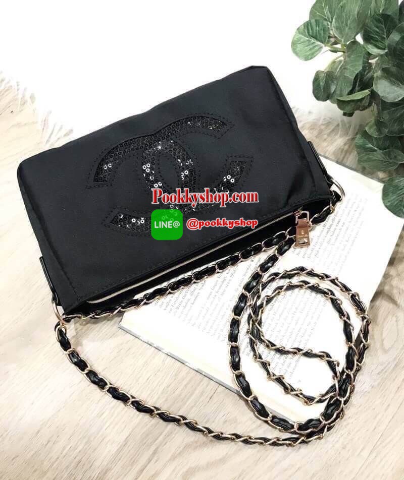 ไอเท็มแนะนำ! รุ่นใหม่ล่าสุด Chanel Cosmetic Cluth Bag With Chain กระเป๋าถือหรือสะพายพรีเมี่ยมเเท้จาก Chanel Cosmetic Counter VIP Gift วัสดุ Nylon&Polyester 100% สีดำประดับโลโก้แบรนด์วิ้งๆสวยหรูดูดี เปิดปิดด้วยซิป หัวซิปแบรนด์อะไหล่ทอง ซับในสกรีนโลโก้ ภายใ