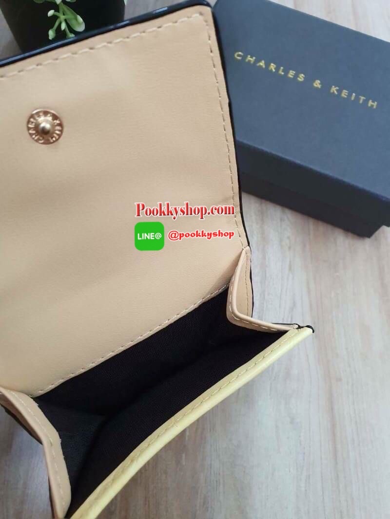 charleskeith Croc effect short wallet กระเป๋าสตางค์ใบสั้นมาด้วยลายหนังจรเข้ ด้านหน้าติดชื่อแบรนด์ รุ่นนี้เป็นแบบ 3 พับ ด้านหลังเป็นช่องใส่เหรียญ สวยสมคำร่ำลือมากๆ เลยจ้า มาครบ 5 สี จัดไปอย่างด่วนเลยจ้า