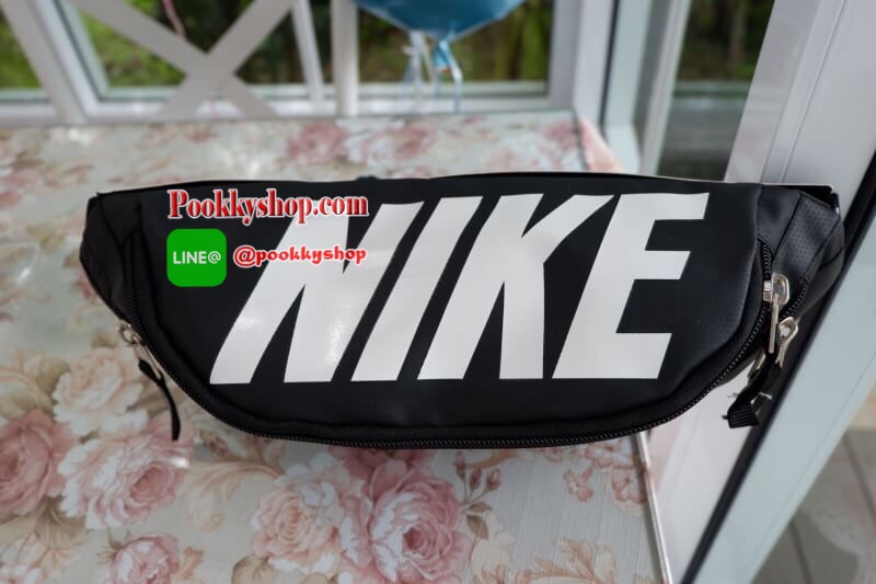 Brand : Nike กระเป๋าคาดเอว สะพายข้างใบใหญ่ เก็บของได้เยอะ ภายนอกมี2 ซิป ภายใน มีซิปเล็กไว้เก็บของ สายสะพายปรับได้ ใส่ได้ทั้งผู้หญิง และ ผู้ชาย