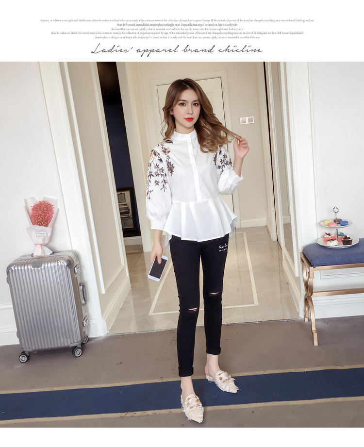 New เสื้อคอปีนแฟชั่นเกาหลีปักลวดลายที่แขน จับจีบชายระบายเอวเข้ารูป สีขาว