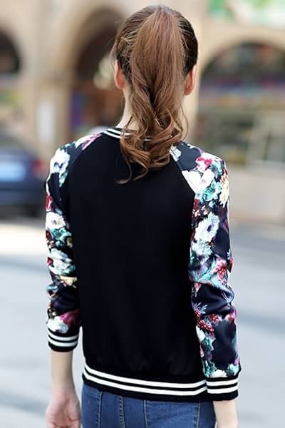 เสื้อผ้าแฟชั่นนำเข้า : เสื้อคลุม พร้อมส่ง เสื้อคุลมแฟชั่น พื้นสีดำ ผ้าคอนตอน ลื่นๆใส่สบาย แต่งแขนด้วยลายดอกไม้สีสัน แบบซิบรูด แต่งจั๊มปลายแขน และ ชายเสื้อสีดำเก๋ ไม่มีซับใน มีกระเป๋าสองข้างใช้งานได้ เนื้อผ้ายืดหยุ่นได้นิดหน่อยค่ะ