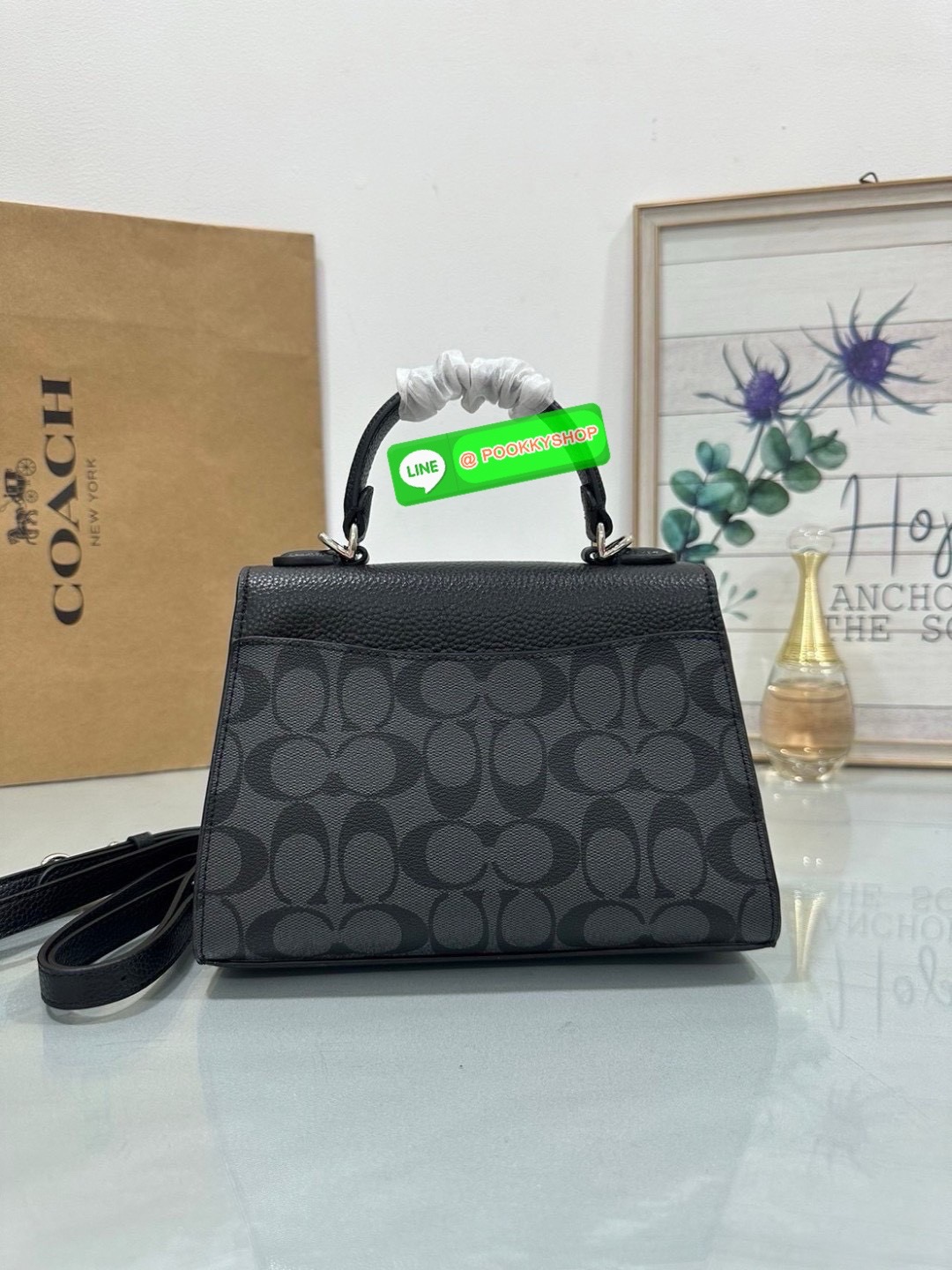 “Classic elegance with a modern twist.” Coach Pepper Satchel – กระเป๋าทรง Satchel ที่ผสานความคลาสสิกและความทันสมัยได้อย่างลงตัว วัสดุคุณภาพเยี่ยม ผสมผสานระหว่างหนังและผ้าแคนวาสลายซิกเนเจอร์ของ Coach เหมาะสำหรับวันทำงานหรือวันพักผ่อน เพิ่มความหรูหราให้กับท