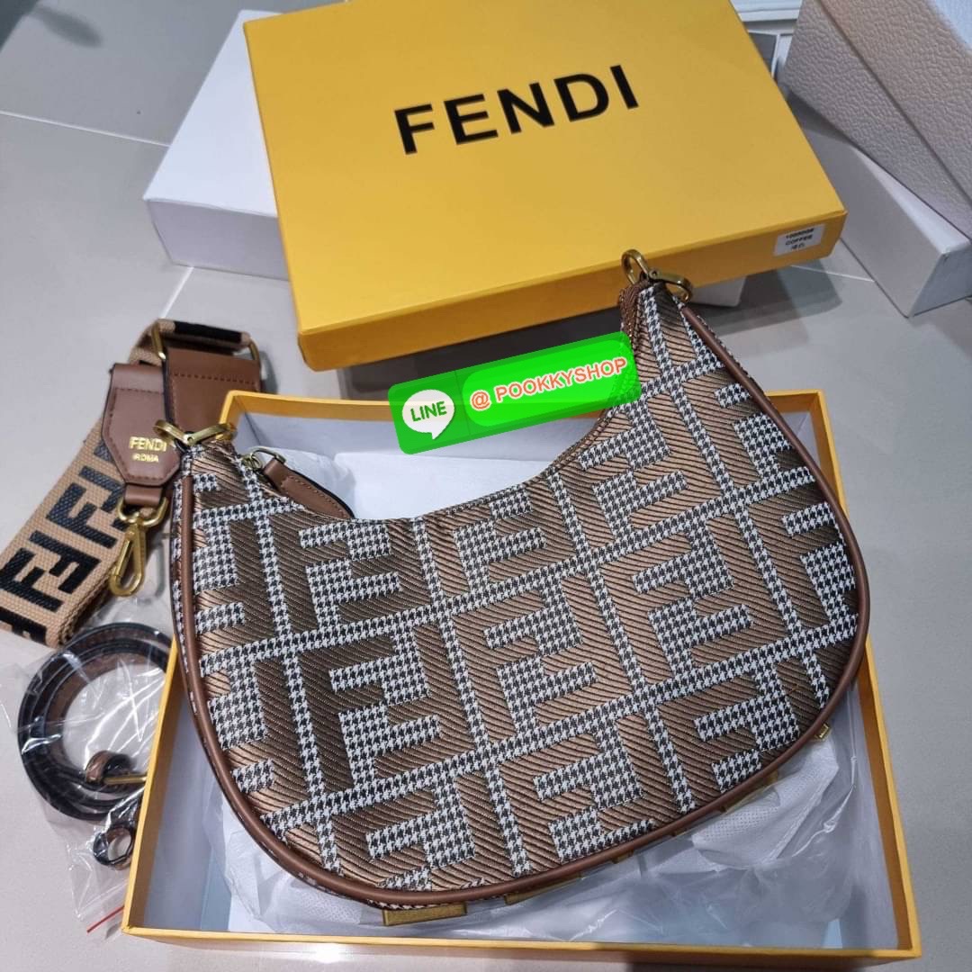 FENDI MONOGRAM CROSSBODY HOBO BAG กระเป๋าสะพายข้างใหม่ล่าสุด ดีไซน์ลวดลายรอบใบ มี texture โดดเด่นน่าใช้ ดูหรูและคลาสสิคในตัว ก้นกระเป๋าตกแต่งอะไหล่ font สีทองหรูหรา มาพร้อมสาย 2 แบบ สำหรับคล้องแขน และสายครอสบอดี้ วัสดุผ้าแคนวาสทนทาน เปิด-ปิดด้วยซิป ภายในเ