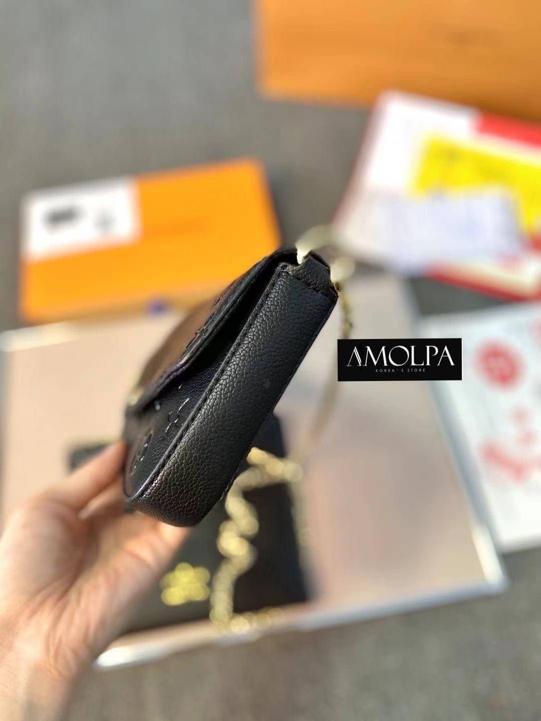 กระเป๋า LV CROSS BODY BAG มาพร้อมกล่อง และถุงผ้า ใบสวย หรูมากกก สวยยม๊ากกก งานเหมือนแท้ม๊ากก เป็นของฝากของขวัญผู้รับถูกใจแน่นอน หรือ ใช้เองครบสี ก็เก๋ๆ อยู่นะเตงงงงง