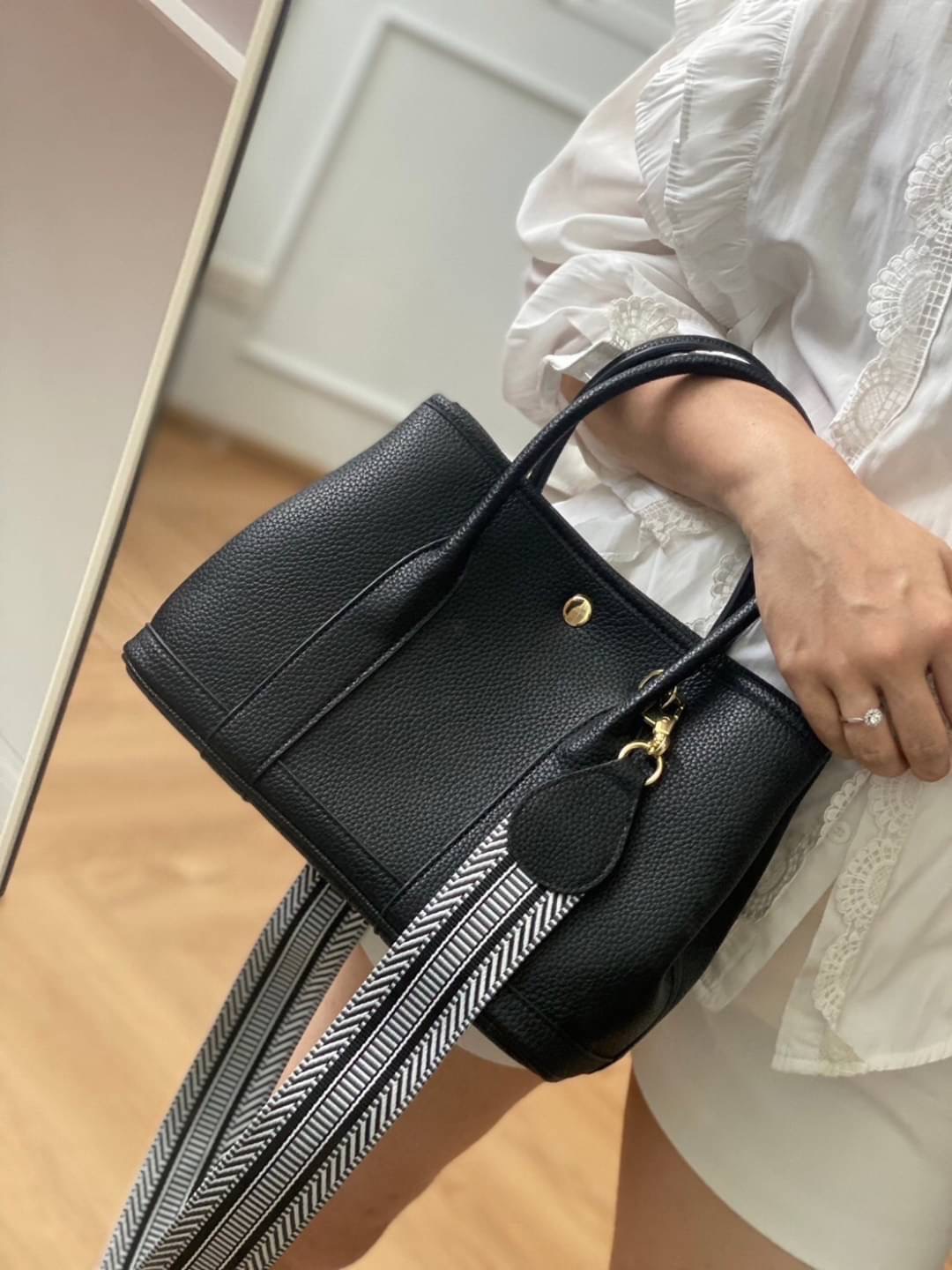 Restock อีกครั้ง รุ่น GD 30 cm หนัง PU premium Soft togo หนังนุ่ม สวยมากก จุของได้เยอะสุดๆ ภาพในสวยหรูบุเป็นผ้า Canvas ประกบฐานด้วย PU premium งานคัตติ้งสวยมาก มาพร้อมกับเซตกระเป๋าผ้า Canvas อีก 1 ใบ และสายสะพาย 2 เส้น คุ้มมสุดด