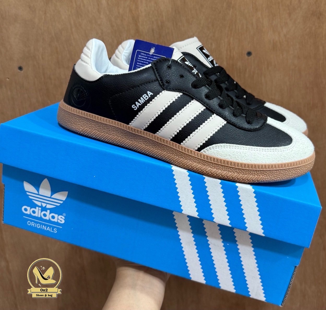 Adidas Samba รองเท้ารุ่นตำนาน จากใส่เตะบอล แต่กลับกลายมาเป็นไอเทมแฟชั่นระดับโลกSamba มาในทรงวินเทจสุดคลาสสิก พื้นยางทรงหมากฝรั่งกับแถบ 3 เส้นเอกลักษณ์ของแบรนด์ ให้ลุคเท่แบบสตรีทสไตล์ ใส่สบาย ใส่ได้ทุกวัน ไม่ว่าจะจับคู่กับกางเกงยีนส์ เสื้อยืด หรือชุดเดรสก็