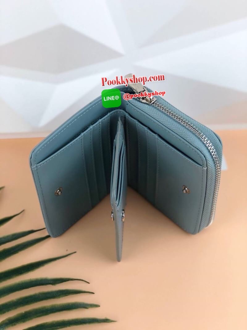CHARLES & KEITH COMPACT WALLET กระเป๋าเงินใบสั้นฟังกชันครบ!! ด้านหน้ามีโลโก้แบรนด์ มีช่องซิปใส่เหรียญ เปิดปิดแบบกระดุม ด้านในมีช่องใส่การ์ด 16 ช่อง มีช่องใส่ธนบัตรตามยาว ไม่ต้องพับแบงค์ค่า คุ้มมากๆเลยใบนี้ ใช้กับกระเป๋าใบมินิได้สบายเลยจ้า คอนเฟิร์มὄ