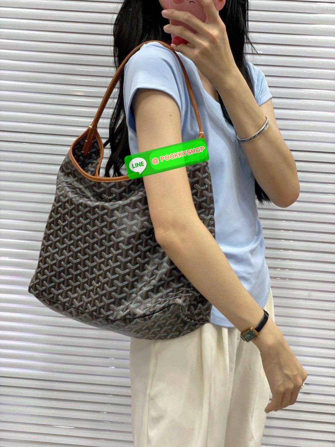 GOYARD BOHEME HOBO BAG ใหม่สุดคุ้ม กับกระเป๋าสะพายทรงโฮโบ ใบใหญ่จุใจ!! มาครบสีขายดี เลิศทุกสี รูปทรงคลาสสิค ดีไซน์เป็นเอกลักษณ์ วัสดุหนังแคนวาสพิมพ์ลายสวยคม ปากกระเป๋ามีซิปเปิด-ปิดกันของหล่นได้ ภายในโล่งกว้างมาก มาพร้อมสายคล้องในตัว ทนทาน สะพายสวยๆได้ทุกว