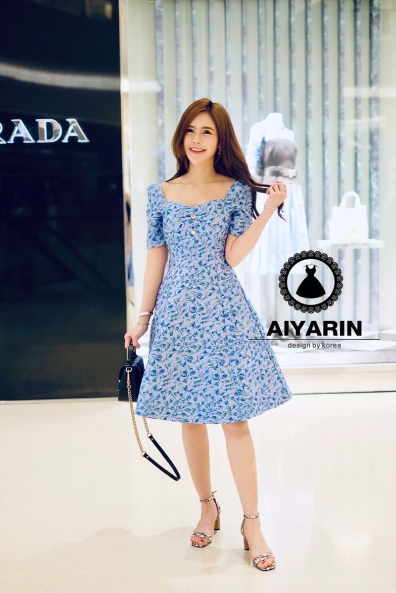 NEW ARRIVAL ♥️พร้อมส่ง S M L XL XXL♥️ Tag : Aiyarin Brand: SRS พร้อมส่งชุดสวยเดรสงานแบรนด์ งานปักทั้งตัวอย่างดี แขนตุ๊กตา สั้น หรูดูแพงมาก งานแบรนด์♥️♥️ Detail : ชุดเดรสคอเว้าผ้าปักอย่างดี แต่กระดุมหัวใจที่อกเป็นเหล็กอย่างดี ทร