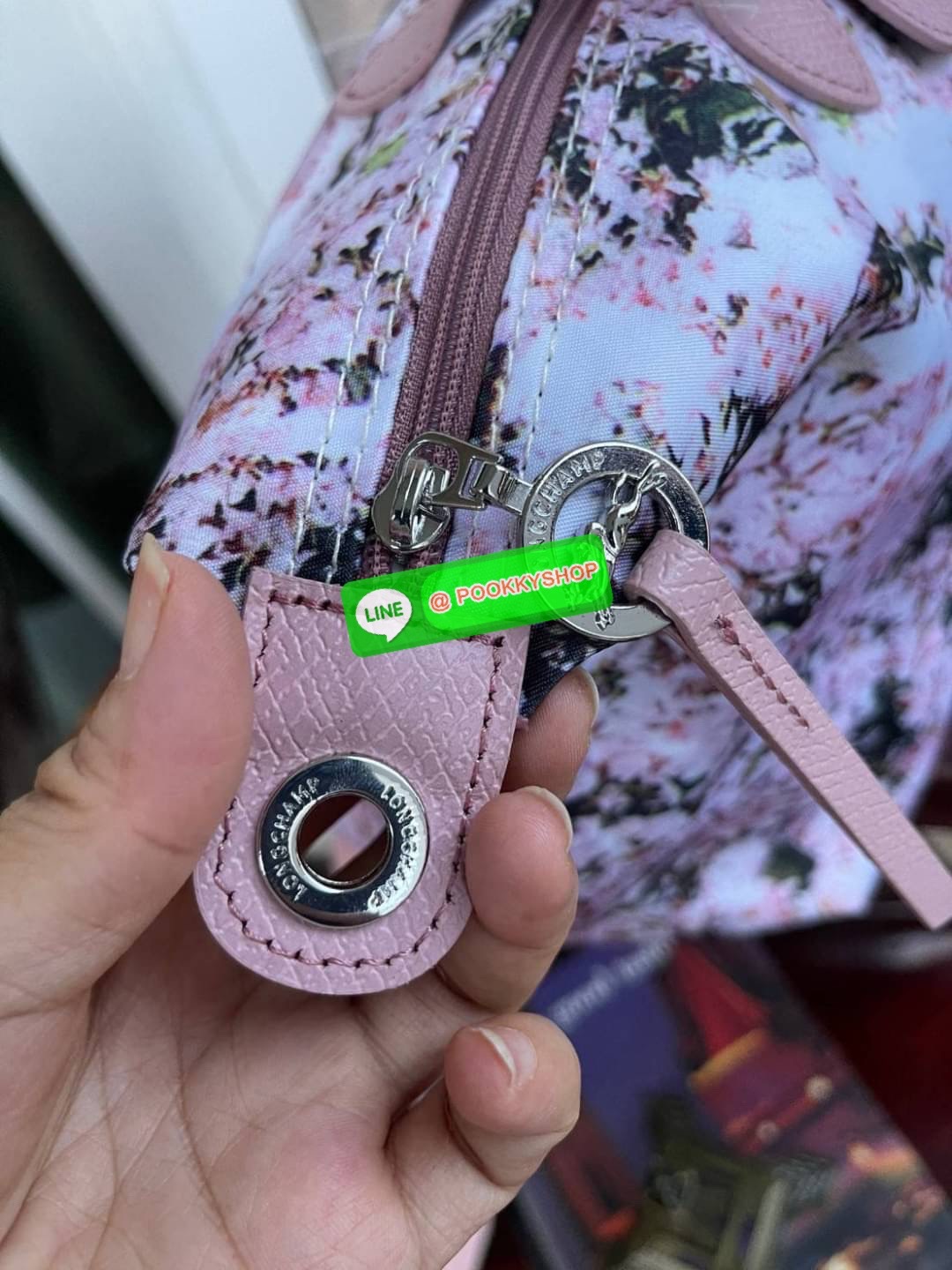 Longchamp LE PLIAGE PRINTEMPS/ÉTÉ 2021 TOP HANDLE BAG พบกับคอลเลคชั่นใหม่ล่าสุด ต้อนรับฤดูใบไม้ผลิ มีดีไซน์ที่เรียบหรูและคลาสสิก แฝงด้วยลูกเล่นแบบเฟมินีน แถมยังมีน้ำหนักเบาอย่างไม่น่าเชื่อ มาพร้อมกับหูจับกระเป๋าคู่และฝาปิดแบบกระดุม กระเป๋าถือใบนี้สามารถใช