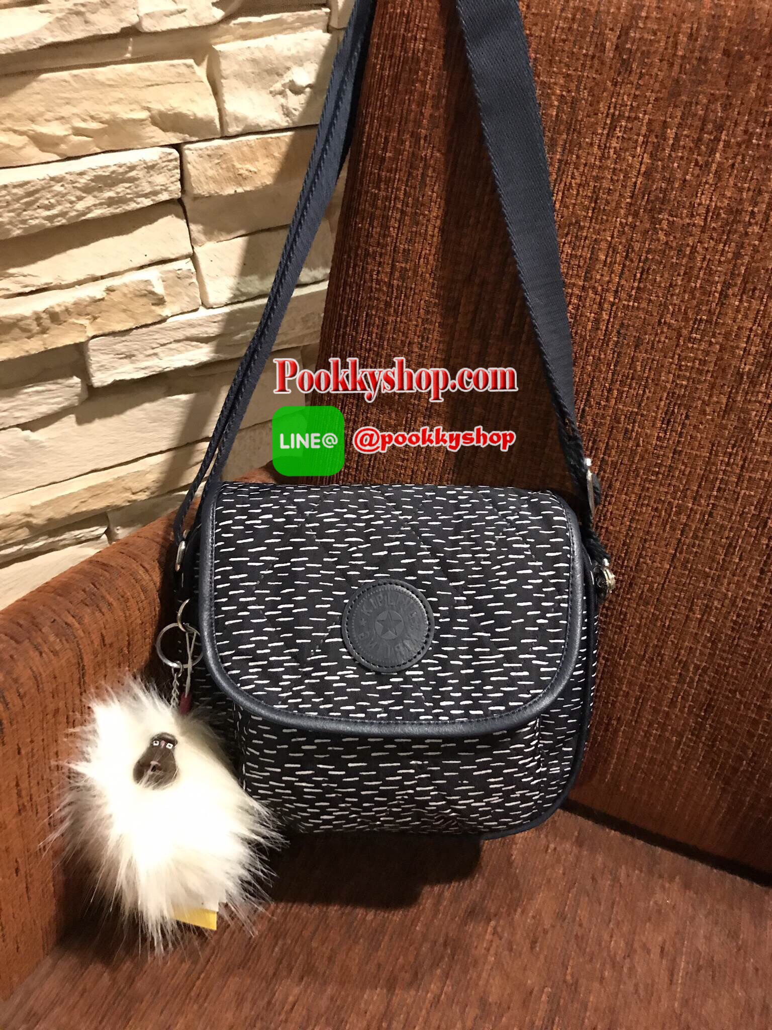 พร้อมส่งความน่ารัก! KIPLING Nuria Crossbody Quilt 2017 กระเป๋าสะพายวัสดุ Nylon + Polyester 100% บุหนานุ่ม มีดีเทลเย็บด้ายเป็นข้าวหลามตัดขนาดกำลังดี สายสะพายยาวเลื่อนปรับได้ ปรับสั้นสะพายไหล่ หรือยาว Crossbody ได้ เปิดปิดด้วยกระดุมแม่เหล็กและซิป หัวซิปโลโก