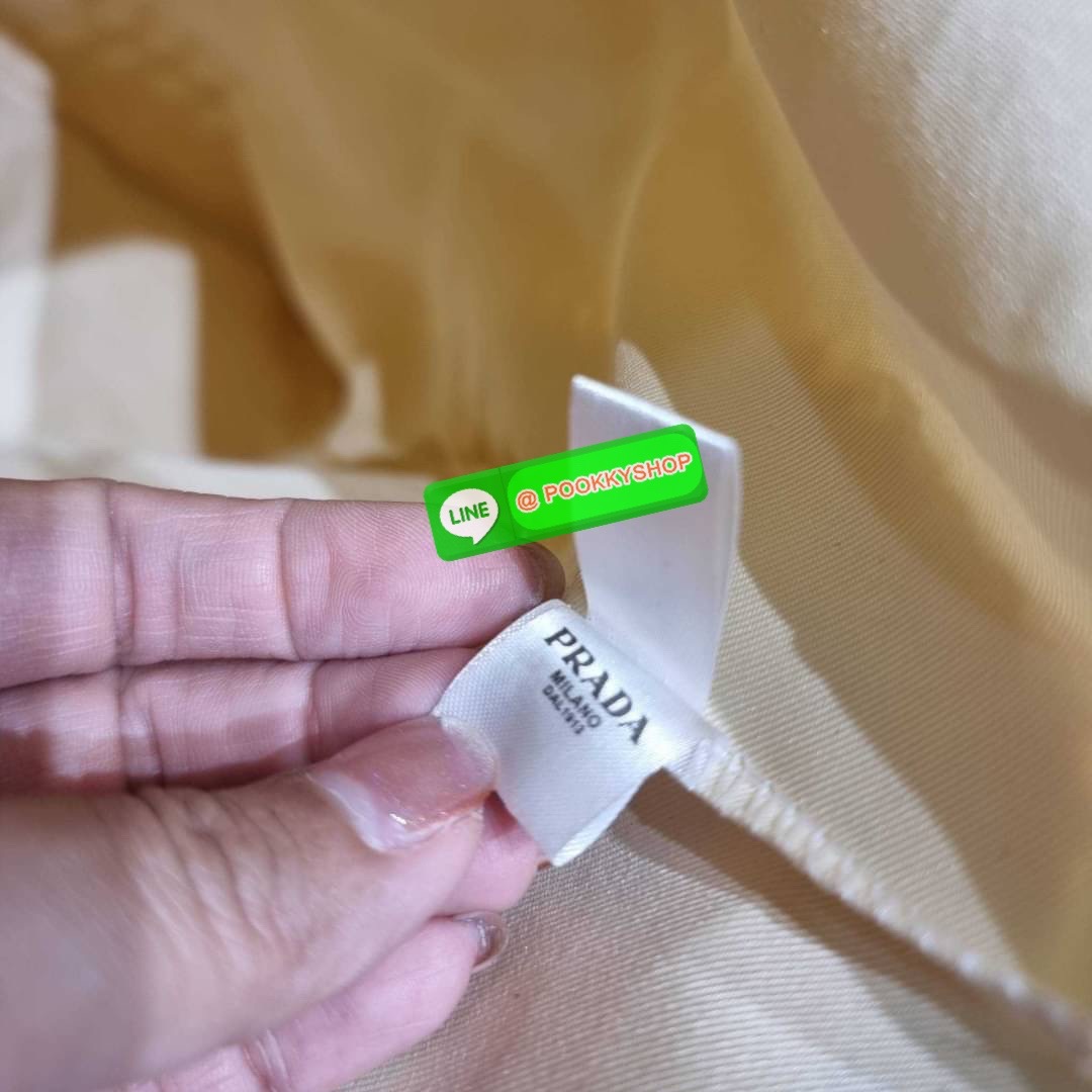 PRADA RAFFIA TOTE BAG สวยไม่ซ้ำใคร สไตล์บีช เหมาะมากกับการสะพายไปเที่ยวทะเล หรือจะใช้ในวันสบายๆก็ตอบโจทย์ กับกระเป๋าสะพายสานใบใหญ่ ตัวกระเป๋าเป็นวัสดุสังเคราห์จากธรรมชาติ สานทอเต็มใบออกมาเป็นลวดลายสวยงาม มีกระเป๋าซับในให้ สำหรับใส่ของเป็นสัดส่วน และรูดปาก