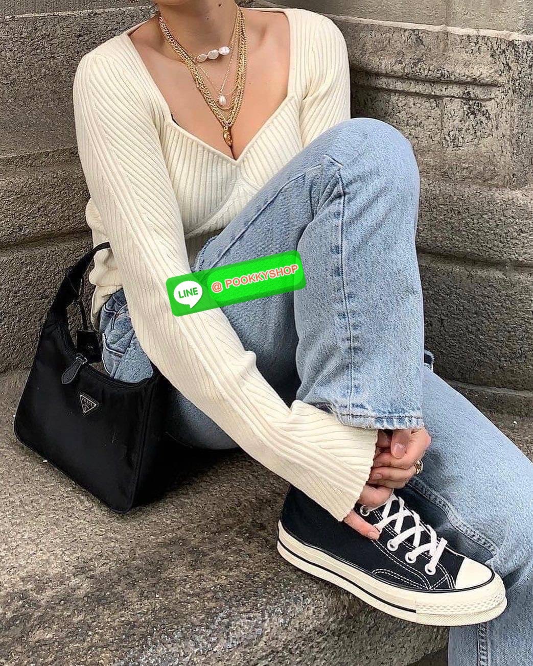 รุ่นใหม่แนะนำ!! รุ่นขายดีในตำนานค่ะ กับงานพรีเมี่ยมกิ้ฟท์ PRADA NYLON HANDBAGS ขนาดกะทัดรัด #อะไหล่เงิน วัสดุทำจากผ้าNylon อย่างหนา อยู่ทรง กันน้ำได้ หายห่วงคะ ด้านหน้ามีโลโก้แบรนด์ เปิดปิดด้วยซิป มาพร้อมสายผ้า ไม่สามารถถอดได้ ภายในบุผ้าลายPrada และป้ายโล