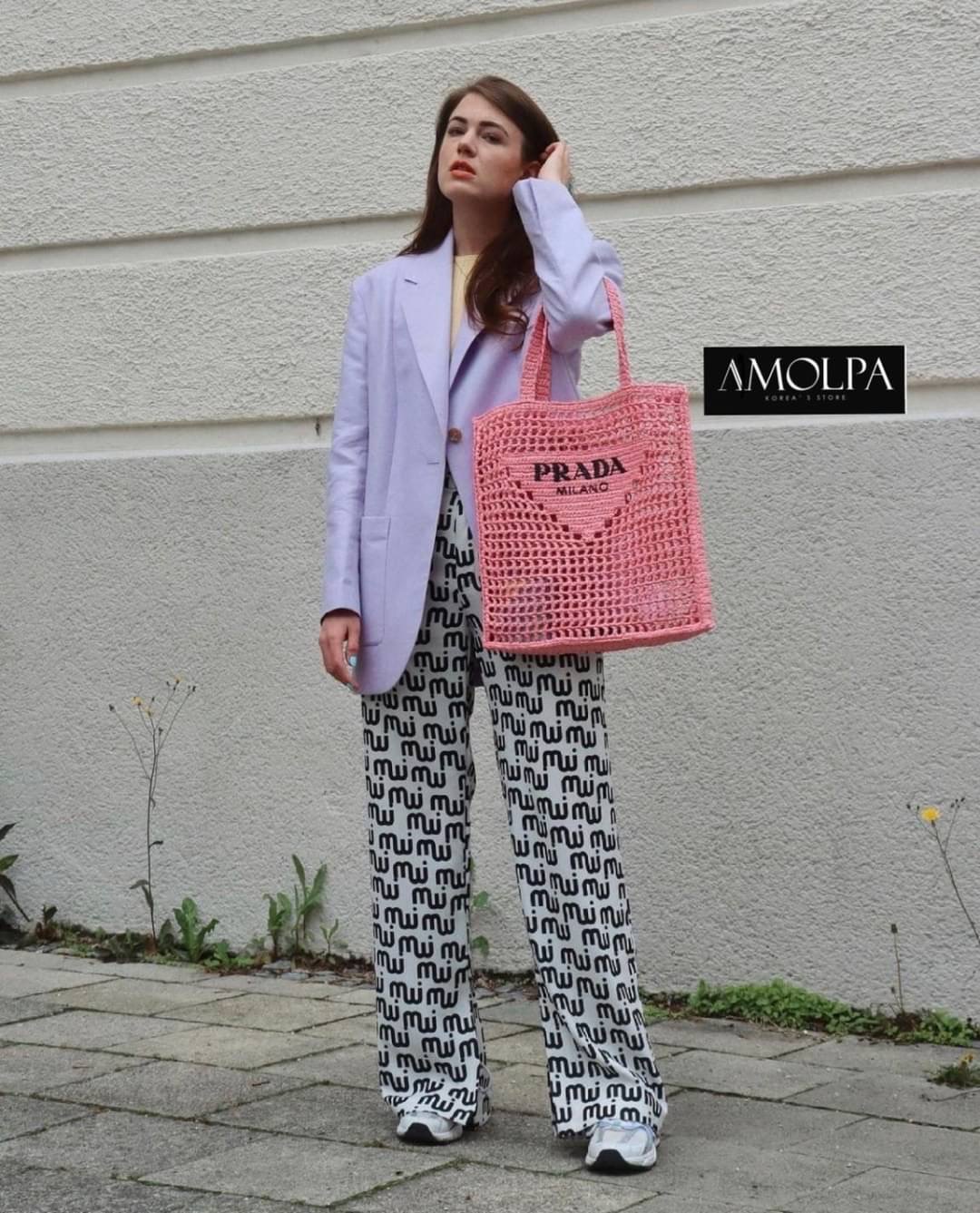 รอบ 2 มาค๊า ใครไม่มีไม่ได้ล๊าววววน๊า เก็บทุกสียังไม่ผิดหวังงงน๊า PRADA RAFFIA TOTE BAG…… ❤️NEW ACCESSORIES BY AMOLPA❤️ BRAND : PRADA Detail - มาต่อที่ ACCESSORIES PRADA RAFFIA TOTE BAG ปังมากกก!!! Prada เอาใจสาวๆ สายแฟ…. งานให้ฟิลล์ลิ่งแฮนด์