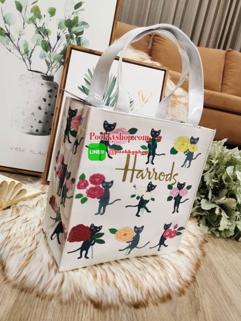 ลายนี้เข้าแล้วนะคะ! พร้อมส่งไอเท็มยอดนิยม! Harrods London Top-handle Shopping Bag กระเป๋า Shopping แบรนด์ดังจากอังกฤษรุ่นยอดนิยมวัสดุ PVC+Polyester 100% ของแท้เนื้อหนาอยู่ทรงกันน้ำ ขนาดกำลังดี น้ำหนักเบา เปิดปิดด้วยซิปสะดวกใช้หัวซิปปั้มโลโก้แบรนด์อะไหล่เง