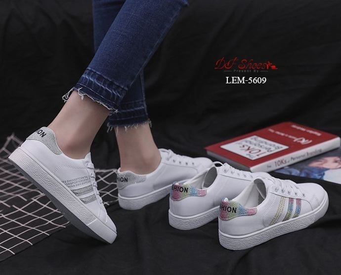 สินค้าพร้อมส่ง รองเท้าผ้าใบนำเข้า วัสดุผ้าหนัง PU ดีไซน์ด้านข้างตาดแถบเส้นกริตเตอร์ เล่นแสงเล็กน้อย แมทง่ายกับทุกชุดค่ะ