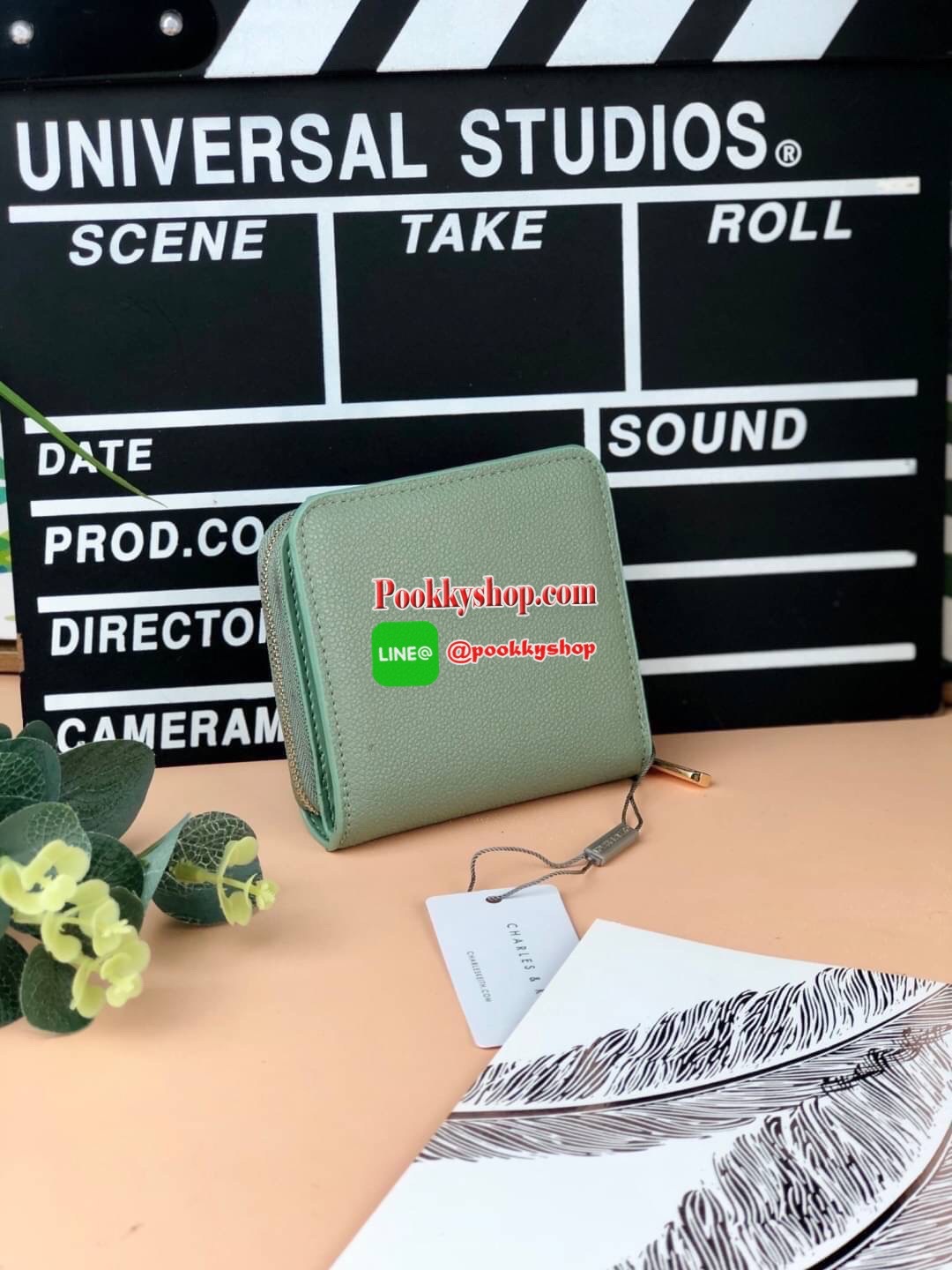 New arrival! Charles & Keith classic wallet กระเป๋าเงินใบสั้น จับถนัดมือมากเลยค่ะ ด้านหน้าปั๊มโลโก้แบรนด์สามารถเปิดกระดุมออกใส่การ์ดที่ใช้บ่อยได้พอดีค่ะ ช่องใหญ่เปิดปิดแบบกระดุม มีช่องการ์ด 8 ช่อง ช่องใส่ธนบัตรตามยาว และยังมีช่องซิปแยก สามารถใส่เหรียญหรือ