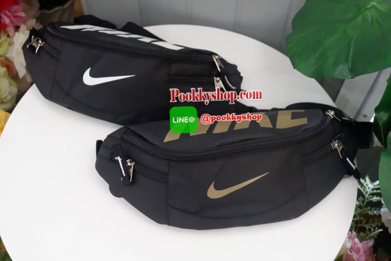 Brand : Nike กระเป๋าคาดเอว สะพายข้างใบใหญ่ เก็บของได้เยอะ ภายนอกมี2 ซิป ภายใน มีซิปเล็กไว้เก็บของ สายสะพายปรับได้ ใส่ได้ทั้งผู้หญิง และ ผู้ชาย
