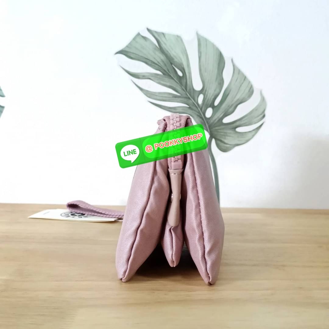 Kipling Creativity Large Pouch วัสดุ Nylon 100% กระเป๋าคล้องมือขนาดพอเหมาะ 7.25 นิ้ว พกพาสะดวก เปิด-ปิดด้วยซิปเดียวใช้งานง่าย ด้านในมีช่องกว้าง 2 ช่องและช่องซิปเล็กตรงกลางอีก 1ช่อง ใช้งานได้สะดวก สามารถใส่มือถือ 7.5 นิ้วได้ กุญแจรถ ธนบัตรได้ ล็อตนี้มาพร้อ