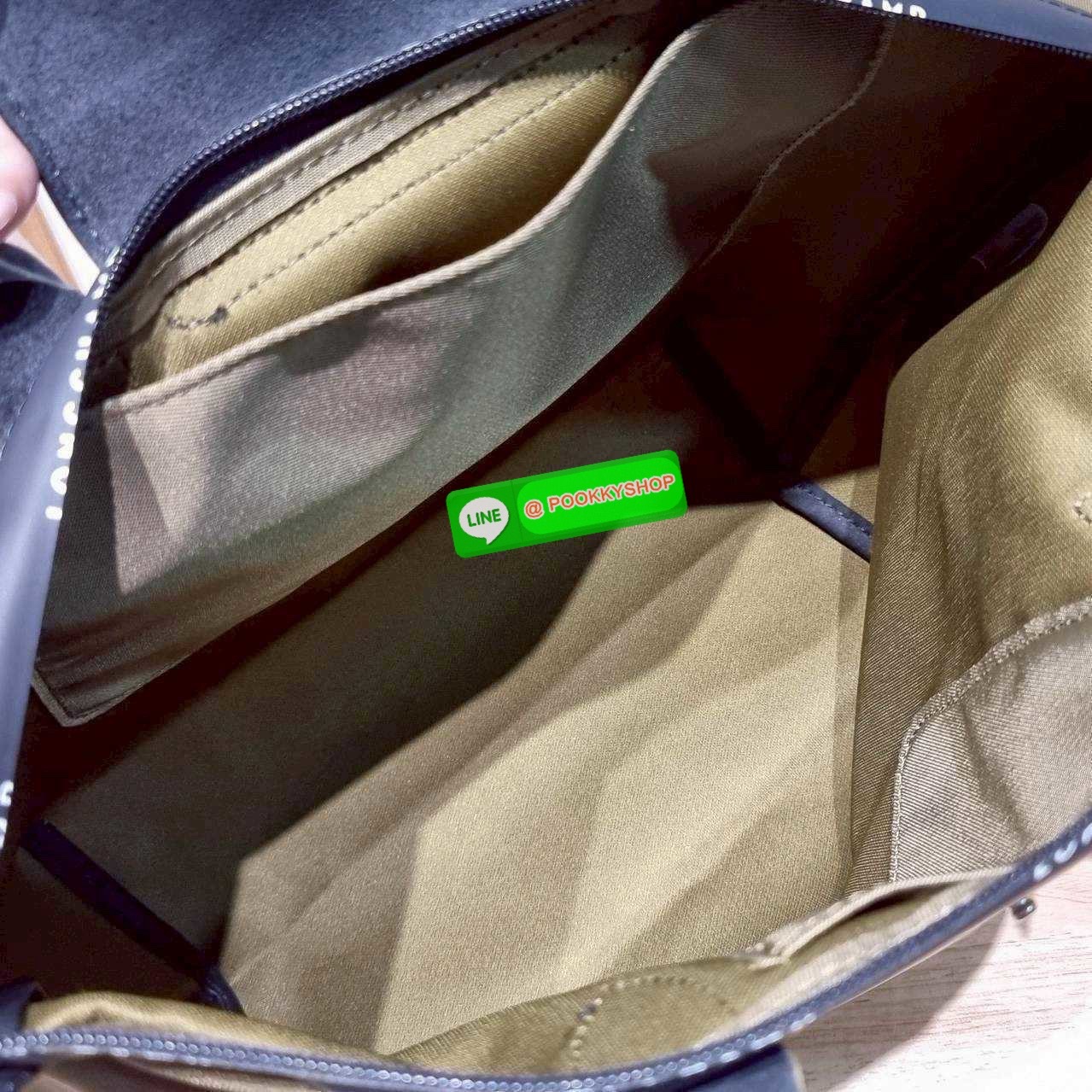 Longchamp le pliage energy M tote bag 🔆 Details เป็นอีกรุ่นที่แรงมาก จึ้งมาก! กระเป๋าสะพายไหล่ทรงโท้ท รุ่นยอดฮิต ดีไซน์ใหม่ให้ความสปอร์ตตี้มากขึ้น มาพร้อมขนาดใหม่ที่หลายๆคนรออยู่ น้ำหนักเบา ดีไซน์เรียบง่าย แต่ดูแพง ปากกระเป๋าออกแบบให้มีฝาปิดและซิป