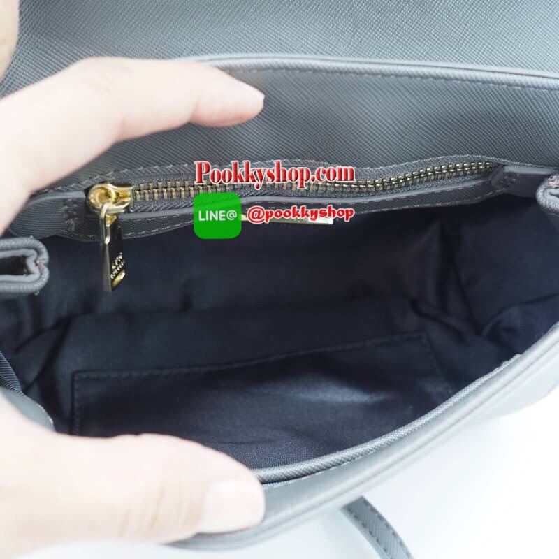 LYN MAXINE XS BAG กระเป๋าถือทรงสวย อยู่ทรงแข็ง ฝากระเป๋าเปิด-ปิดด้วยกระดุมแม่เหล็ก อะไหล่ปั๊มโลโกแบรนด์ ภายในมี 1 ช่องโล่ง ช่องเล็ก 1 ช่องและช่องซิปเล็ก มีหูหิ้วคล้องแขนสะดวก มาพร้อมสายยาวปรับได้ ถอดได้ ใส่ipad mini ได้ จุของได้เยอะ สะพายไปเรียน ทำงาน ดูด