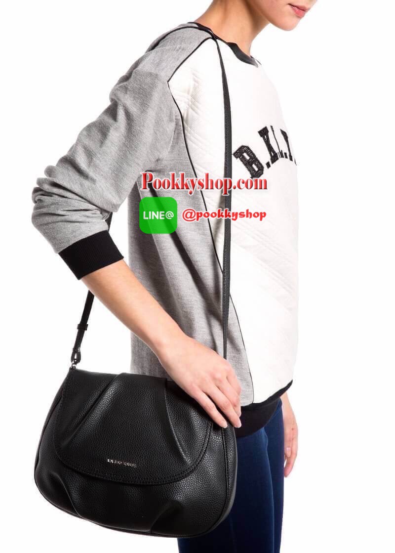 รีพีทรอบที่14!!! Don't Miss! ไอเท็มที่สาวๆกดLikeกันรัวๆ MANGO QUITED SHOULDER BAG กระเป๋าสะพายวัสดุหนังแกะสังเคราะห์แบบนิ่มประดับโลโก้อะไหล่ทองด้านหน้า เปิดปิดได้2ช่องทั้งฝาปิดกระดุมแม่เหล็กหรือซิปรอบปากกระเป๋า มาพร้อมสายสะพายยาวขนาดกำลังดี น้ำหนักเบ