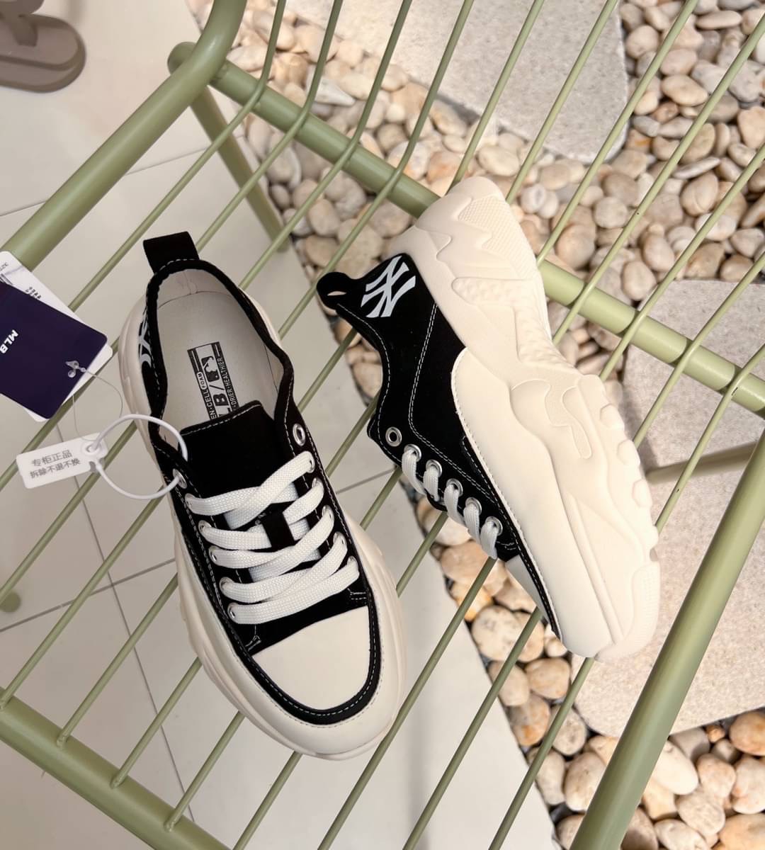 𝙉𝙀𝙒 𝙉𝙀𝙒 รองเท้าผ้าใบ MLB Korea รุ่นใหม่ล่าสุดรุ่นนี้คือฮิตมากที่เกาหลี ส้นหนามีโลโก้ด้านข้าง สวยมาก รุ่นนี้ทุกคนต้องมีน่ารักมากทรงนี้ใส่แมทช์กับชุดไหนก็เริ่ดไม่ซ้ำใครแน่นอน งายสวยโลโก้ทุกจุด