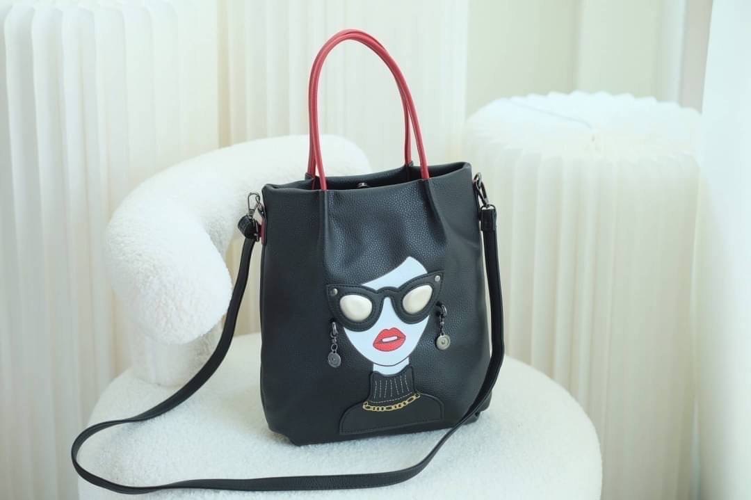 มาอีกรอบละจร้าาา‼️ ฮิตที่สุดใน Japan🇯🇵 ต้องใบนี้เลย กระเป๋า Alice and Olivia น่ารักน่าใช้มากๆ ไม่ต้องไปหาซื้อไกลถึง japan 🇯🇵 ด้านในใส่ของได้จุ มีช่องซิบหลายช่อง ถือได้สะพายได้เลย so cute สุดๆเลยค่า