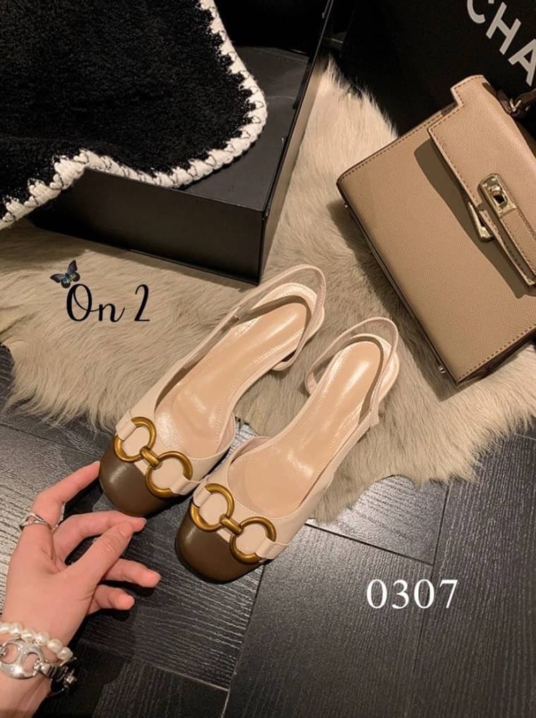 พร้อมส่งรองเท้าหัวคัชชูเปิดหลังรัดข้อเท้า หน้าแต่งอะไหล่ทองเหลือง สไตล์แบรนด์ส้นเป็นอะไหล่ทองสวยหรู สายรับปรับได้ คู่นี้ใส่แมทกับชุดได้ง่ายทั้งกางเกงและกระโปรงได้หมดทรงสวย