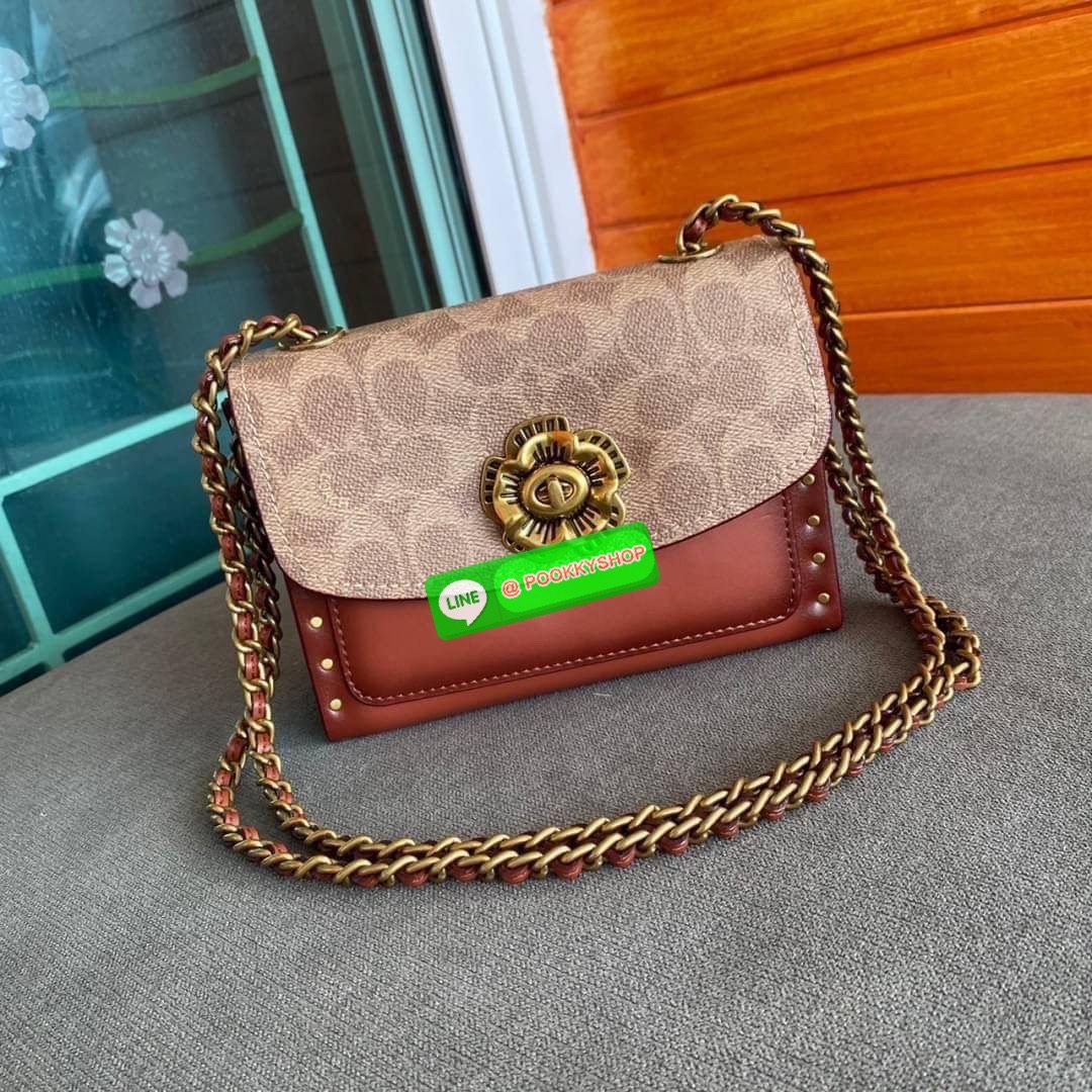 COACH PARKER 18 IN SIGNATURE CANVAS WITH RIVETS (COACH 30592) มาแล้วแม่ รุ่นที่สาวๆเรียกร้องถามหากันบ่อยๆ สุดหรูดูไฮโซมากแม่ ใครได้ไปรับรองหลงรักไม่ผิดหวังคะ วัสดุหนังแท้ สลับหนังแคนวาส รูปทรงสวย ตัวล๊อคกระเป๋าเป็นรูปดอกไม้ด้านหน้าที่เป็นเอกลักษณ์ มาพร้อม