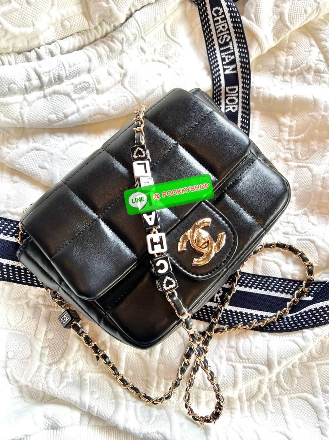 CHANEL SHOULDER BAG WITH CHAIN BAG ((Chanel vip gift make up ตปท.)) 🎁พร้อมส่ง! รุ่นนึ้จะใช้เองหรือซื้อฝากเพื่อนๆ ก็ถูกใจผู้รับเลยค่า หนังแกะสังเคราะห์ หนังดีมีความนิ่มและเงาในตัว สัมผัสคือหลงรักแน่นอนค่ะ🤩 โดดเด่นด้วยสายสะพายร้อยลูกเต๋ามีตั