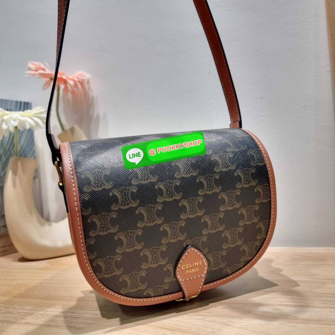🔆 Model CELINE FOLCO SHOULDER BAG IN TRIOMPHE CANVAS 🔆 Details รุ่นยอดฮิต ขายดีไม่มีตก กับกระเป๋าสะพายข้าง ทรงสวยโดดเด่นเป็นเอกลักษณ์ ดีไซน์โค้งมนสวยงาม เปิด-ปิดกระเป๋าด้วยสายหนัง สายสะพายในตัว ปรับได้ ภายใรเป็นช่องโล่ง แบ่งสัดส่วนไว้อย่าง