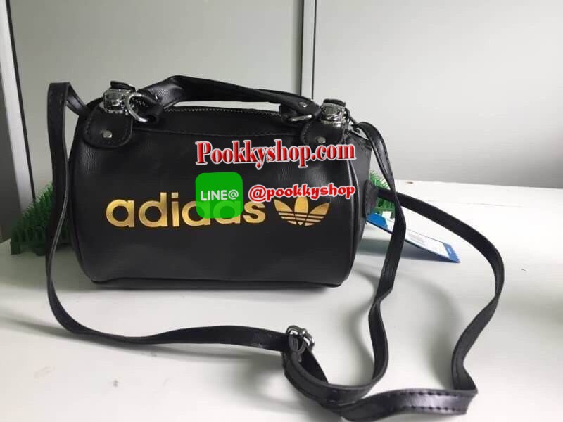 Brand : Adidas Mini Shoulder bag and messger bag 2018 Detail : กระเป๋าสะพายข้างใบเล็กกระทัดรัด แนวsport วัสดุทำด้วยหนังPU นิ่ม น้ำหนักเบา Logo Adidas สกีนทั้ง 2 ข้าง สามารถใช้ได้ทั้งด้านหน้าและด้านหลังเวลาสะพาย ภายในกว้างสามารถเก็บของได้พอสมควร ใส่กระเป๋า